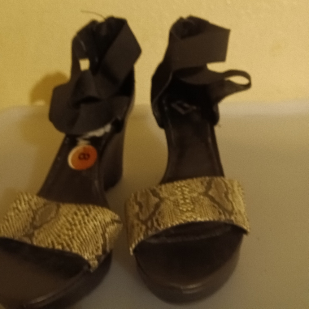 Women's Report Sz 8 Wedges